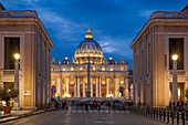 St. Peters Square and St. Peters Basilica at night, Vatican City, UNESCO World Heritage Site, Rome, Lazio, Italy, Europe