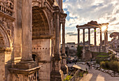 Der Bogen von Septimius Severus und der Tempel des Saturn im Forum Romanum, UNESCO-Weltkulturerbe, Rom, Lazio, Italien, Europa