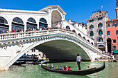Gondola with tourists going under the Rialto Bridge (Ponte del Rialto), Grand Canal, Venice, UNESCO World Heritage Site, Veneto, Italy, Europe