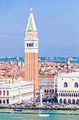 Campanile Turm und Palazzo Ducale (Dogenpalast), Markusplatz (Piazza San Marco), Venedig, UNESCO Weltkulturerbe, Venetien, Italien, Europa