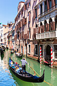 Gondoliere, Rudern einer Gondel, mit Touristen, entlang Kanal, vor einem Palazzo, Venedig, UNESCO Weltkulturerbe, Venetien, Italien, Europa
