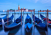Gondeln vor Anker in der Bacino di San Marco (Markusplatz), am Wasser, Venedig, UNESCO-Weltkulturerbe, Venetien, Italien, Europa