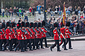 Band der Coldstream Guards mit ihrem Standard, während der Wachablösung, Buckingham Palace, London, England, Vereinigtes Königreich, Europa