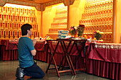 Ceremony in Ancenstral Hall, Buddha Tooth Relic Temple in Chinatown, Singapore, Southeast Asia, Asia