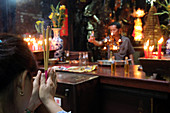Buddhistischer Anbeter, der Räucherstäbchen brennt, Taoistempel, Jade-Kaiserpagode (Chua Phuoc Hai), Ho Chi Minh City, Vietnam, Indochina, Südostasien, Asien