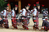 Tribal Ritual Tänze auf dem Hornbill Festival, Kohima, Nagaland, Indien, Asien