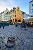 Menschen gehen in den Fußgängerstraßen des Vergnügungsviertels von Nyhavn, Kopenhagen, Dänemark, Europa