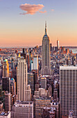 Manhattan Skyline, New Yorker Skyline, Empire State Building, Sonnenuntergang, New York City, Vereinigte Staaten von Amerika, Nordamerika