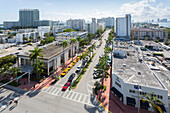 Erhöhte Ansicht der Straße in South Beach und Downtown, Miami Beach, Miami, Florida, Vereinigte Staaten von Amerika, Nordamerika