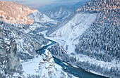 Transit des roten Zuges in der tiefen Rheinschlucht, Rheinschlucht (Ruinaulta), Flims, Imboden, Graubünden, Schweiz, Europa