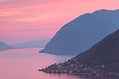 Peschiera Maraglio in Iseo See bei Sonnenuntergang, Montisola, Iseo See, Provinz Brescia, Lombardei, Italien