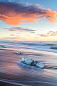 Jokulsarlon Gletscherlagune, Ost-Island, Eisblöcke am schwarzen Strand