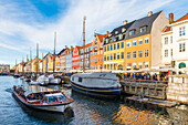 Dänemark, Hovedstaden, Kopenhagen, Bunte Gebäude entlang der Ufergegend von Nyhavn aus dem 17. Jahrhundert