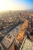 Verona, Venetien, Italien, Der Blick auf die Piazza delle Erbe vom Turm von Lamberti