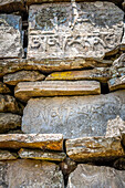 Buddhistische Gebete in Stein gehauen, Rasuwa Bezirk, Bagmati Region, Nepal, Asien