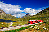 Bernina Pass mit Bernina Express in der Nähe von Blak See, Graubünden, Schweiz