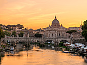 Italien, Lazio, Rom, Sonnenuntergang am Petersdom