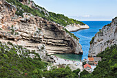 Draufsicht von Stiniva Strand (Vis, Insel Vis, Gespanschaft Split-Dalmatien, Region Dalmatien, Kroatien, Europa)