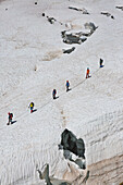 Bergsteiger gehen auf dem Lys-Gletscher in der Nähe der Gnifetti-Schutzhütte im Monte-Rosa-Massiv (Gressoney, Lys-Tal, Aostatal, Aostatal, Italien, Europa)