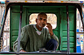 Jodhpur, Rajasthan, Indien, Porträt eines Tuk-Tuk-Fahrer in