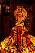 Fort Kochi, Kerala, Indien, Ein Moment des Kathakali-Tanzes, ein typischer Kerala-Tanz