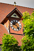 Detail des Kirchendachs von Sarntal mit einer schönen gemalten Uhr, Provinz Bozen, Südtirol, Trentino Alto Adige, Italien