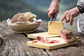 ein Koch schneidet ein Stück Käse, Provinz Bozen, Südtirol, Trentino-Südtirol, Italien