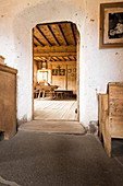 Blick in das Innere eines alten Landhauses in Sarntal, Provinz Bozen, Trentino, Südtirol, Südtirol, Italien