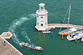 Europa, Italien, Venetien, Venedig, Insel San Giorgio Maggiore, Eines der Scheinwerfer des Docks und einige festgemachten Boote