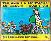 Europa, Italien, Venetien, Agordino, Dolomiten, Vintage Schild entlang eines Weges, jeder, der den Berg liebt, verlässt ihre Blumen