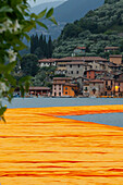 Iseo See, Lombardei, Italien, die sich hin- und herbewegenden Piers