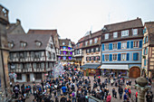 Touristen und Weihnachtsmärkte in der alten mittelalterlichen Stadt Colmar Haut-Rhin Departement Elsass Frankreich Europa