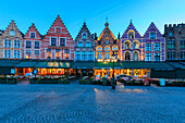 Blaue Lichter der Dämmerung auf den bunten mittelalterlichen Häusern auf dem Marktplatz Brügge Westflandern Belgien Europa