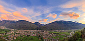 Panorama der Stadt Morbegno bei Sonnenuntergang Provinz Sondrio Lombardei Valtellina Italien Europa