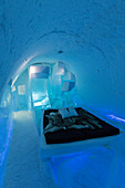 Beleuchtetes Doppelbett und Skulpturen, Ice Hotel, Jukkasjarvi, Gemeinde Kiruna, Norrbotten, Lappland, Schweden