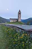 Alte Kirche in der Abenddämmerung, San Romerio Alp, Brusio, Kanton Graubünden, Poschiavo Tal, Schweiz