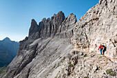 'Sexten, Provinz Bozen, Dolomiten, Südtirol, Italien, Climber auf der Via Ferrata ''Passaporto'' am Monte Paterno'