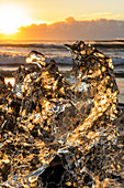 Jokulsarlon-Gletscherlagune, Island. Sonnenlichtreflexionen über einem kleinen Eisschwarz am Ufer.