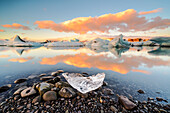 Jokulsarlon, Ostisland, Island, Nordeuropa. Die ikonischen kleinen Eisberge in der Gletscherlagune während eines Sonnenaufgangs