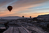 Luftballons fliegen auf einen tollen Blick auf Göreme, Göreme, Kappadokien, Türkei