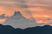 Der Fischschwanz-Gipfel von Machhapuchhare im Morgengrauen, Annapurna Region, Nepal, Asien