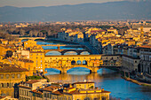 Italien, Toskana, Florenz, Sonnenaufgang auf der Brücke Ponte Vecchio