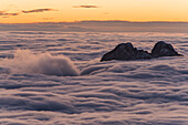 Sonnenuntergang über dem Nebel, Coltignone Mount, Piani Resinelli, Provinz Lecco, Lombardei, Italien, Europa