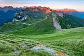 Nana-Tal bei Sonnenaufgang Europa, Italien, Trentino-Südtirol, Nonstal, Trient, Nonstal, Naturpark Adamello Brenta
