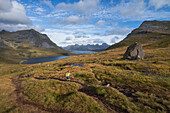 Weiblicher Wanderweg über Selfjord, Lofoten, Norwegen