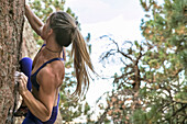 Starke weibliche Kletterer auf einem Outdoor-Boulder in Colorado