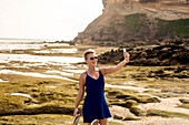 Frau nimmt selfie an der Küste