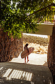 Frau mit Surfbrett zu Fuß zum Strand