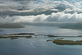 Bewölkter Himmel über Fredvang-Brücke, wie von Nubben, Ramberg, Flakstadøy, Lofoten-Inseln, Norwegen gesehen