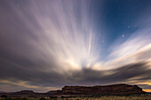 Nachtwolken über einem Mesa in Süd-Utah